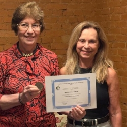 Acadêmica Márcia Etelli Coelho é premiada por obra que une medicina e poesia